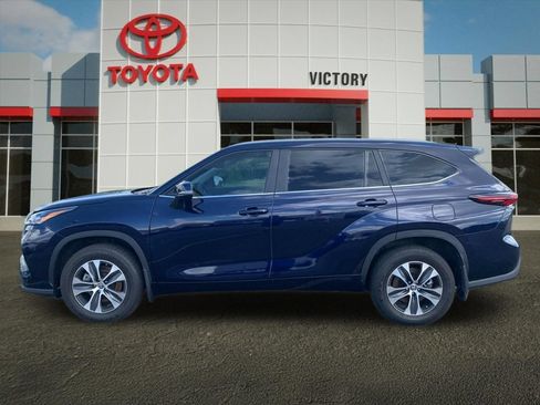 Used 2024 Toyota Highlander XLE AWD/4WD image 6