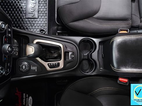 Used 2017 Jeep Cherokee Latitude w/ Cold Weather Group image 17