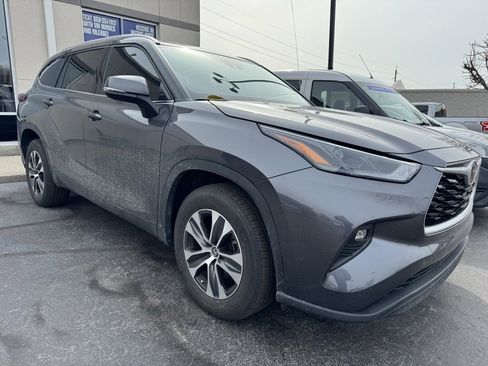 Used 2022 Toyota Highlander XLE image 2