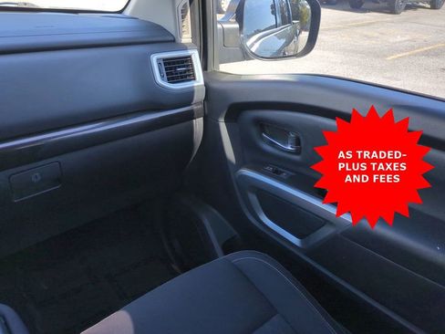 Used 2018 Nissan Titan SV image 17