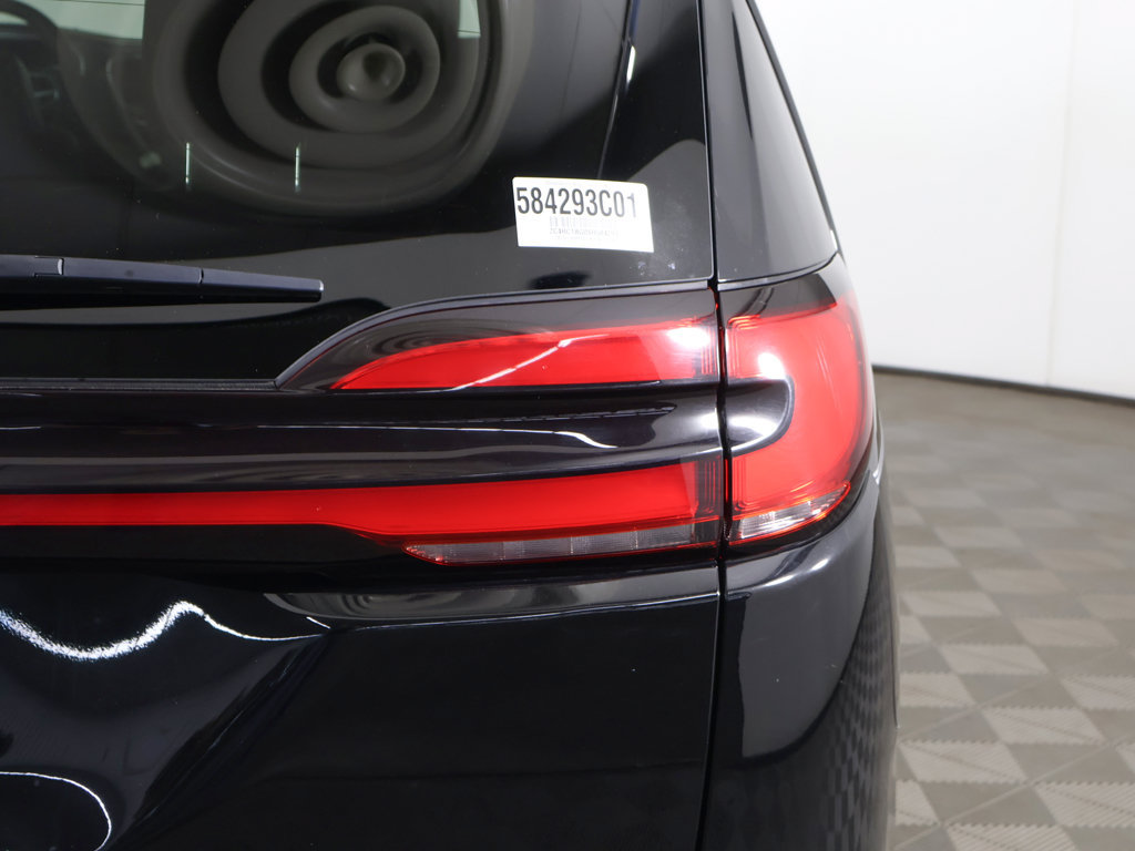 Used 2025 Chrysler Pacifica Select FWD image 18