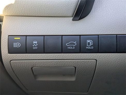 Used 2022 Toyota Camry XLE image 23