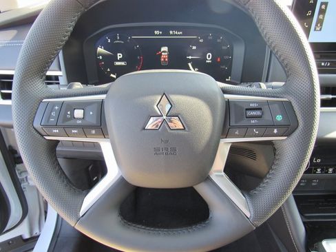 New 2025 Mitsubishi Outlander SE image 24