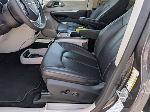 Used 2023 Chrysler Pacifica Touring-L FWD image 10