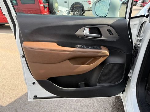 Used 2018 Chrysler Pacifica Limited FWD image 7