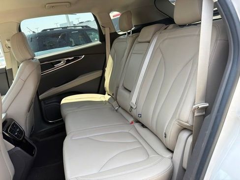 Used 2023 Lincoln Nautilus FWD w/ Premium Package image 18