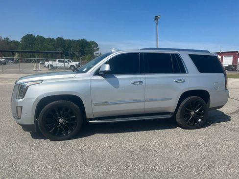 Used 2020 Cadillac Escalade Platinum image 2