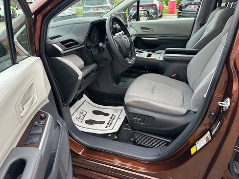Certified 2023 Toyota Sienna LE FWD image 12