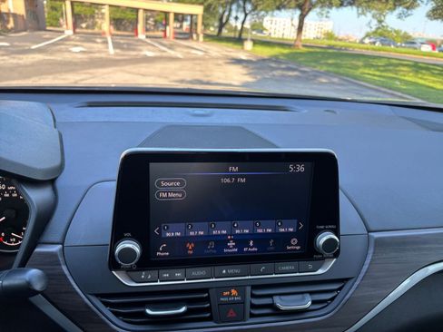 Used 2025 Nissan Altima 2.5 SV FWD image 17