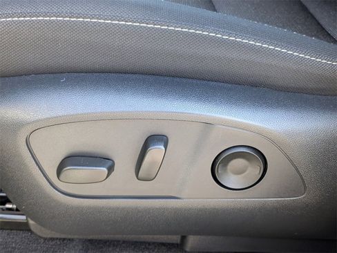 Used 2025 Chevrolet Traverse LT image 20