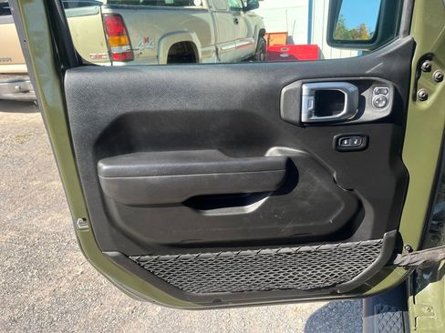 Used 2022 Jeep Gladiator Sport image 13