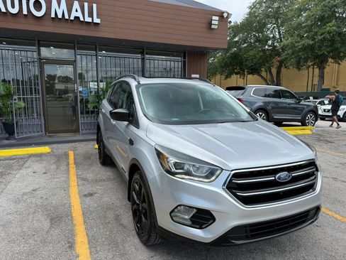 Used 2017 Ford Escape SE w/ SE Sport Appearance Package AWD/4WD image 3