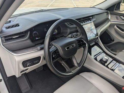 Certified 2022 Jeep Grand Cherokee Overland w/ Luxury Tech Group IV RWD image 10