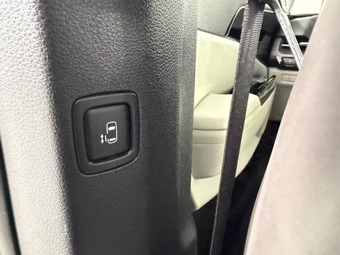 Used 2024 Kia Carnival EX FWD image 29