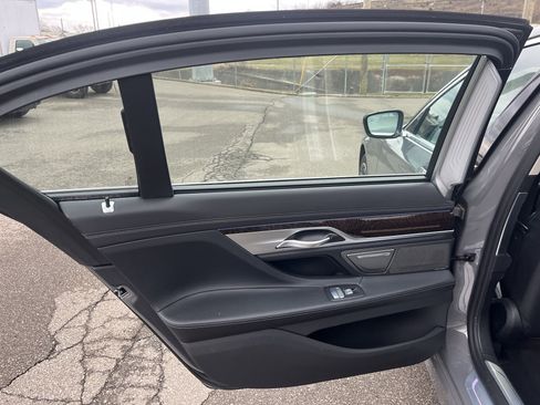 Used 2022 BMW 750i xDrive w/ Executive Package image 31