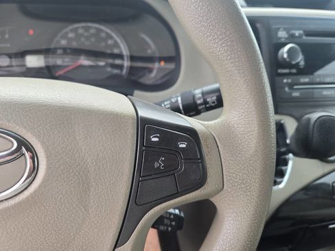 Used 2013 Toyota Sienna LE AWD/4WD image 33