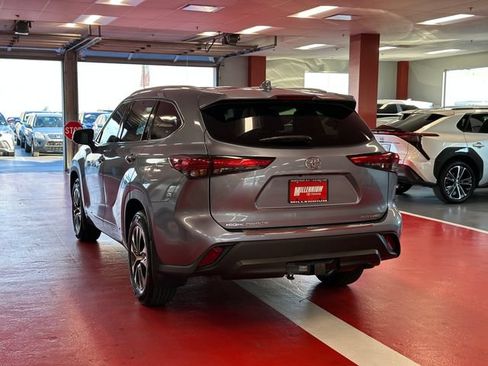 Used 2022 Toyota Highlander XLE AWD/4WD image 5