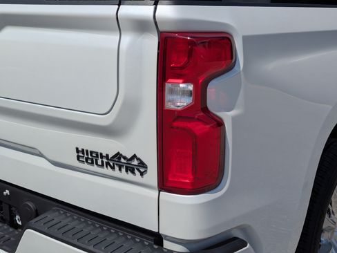 Used 2025 Chevrolet Silverado 1500 High Country AWD/4WD image 10