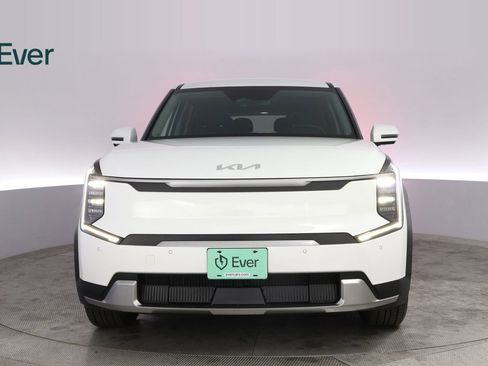 Used 2024 Kia EV9 Light Long Range RWD image 12
