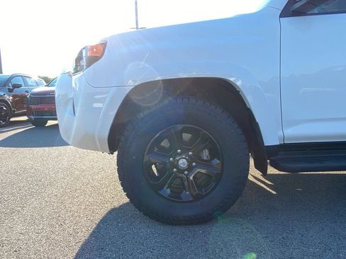 Used 2022 Toyota 4Runner SR5 AWD/4WD image 30