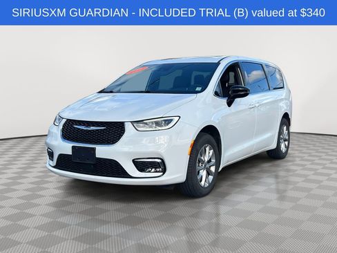 Used 2025 Chrysler Pacifica Select w/ Uconnect Theater Family Group image 3