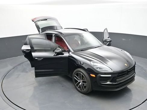 Certified 2025 Porsche Macan AWD/4WD image 33