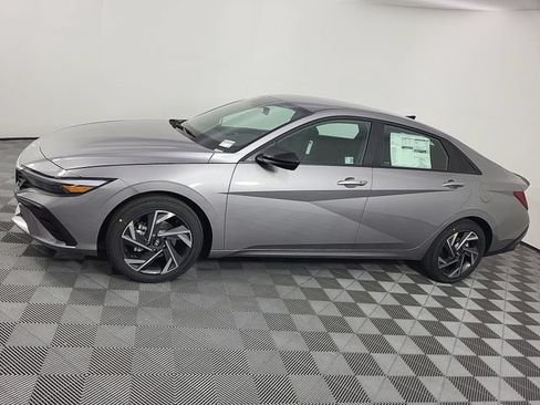 Certified 2025 Hyundai Elantra Sport FWD image 5