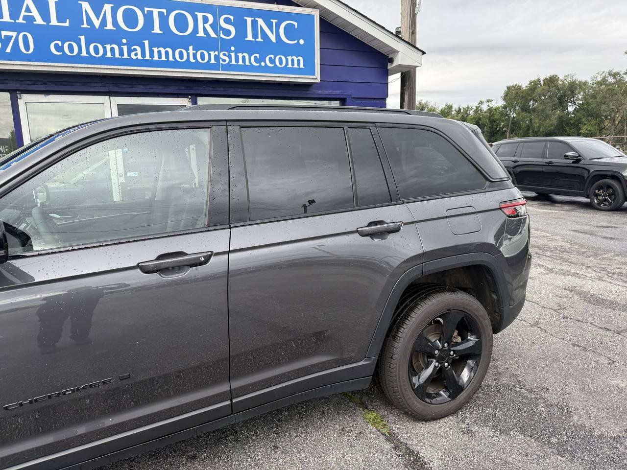 Used 2023 Jeep Grand Cherokee Limited w/ Black Appearance Package AWD/4WD image 2