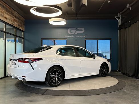 Used 2023 Toyota Camry SE image 3
