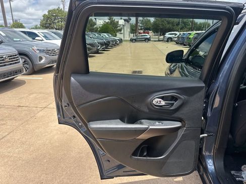 Used 2019 Jeep Cherokee Latitude w/ Popular Appearance Group FWD image 9