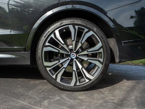 Used 2023 BMW X7 M60i image 9