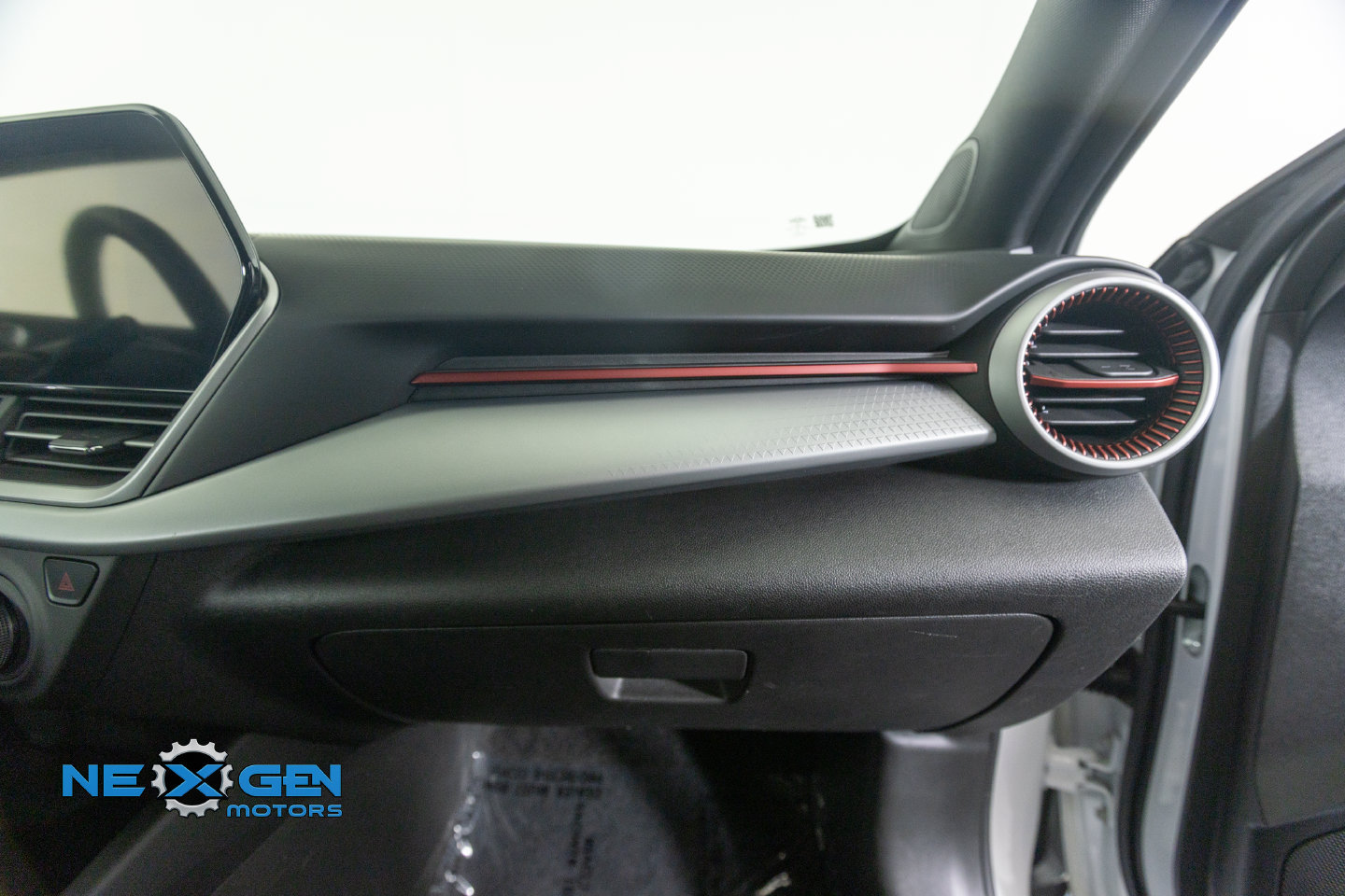Used 2025 Chevrolet Trax RS w/ Driver Confidence Package FWD image 9