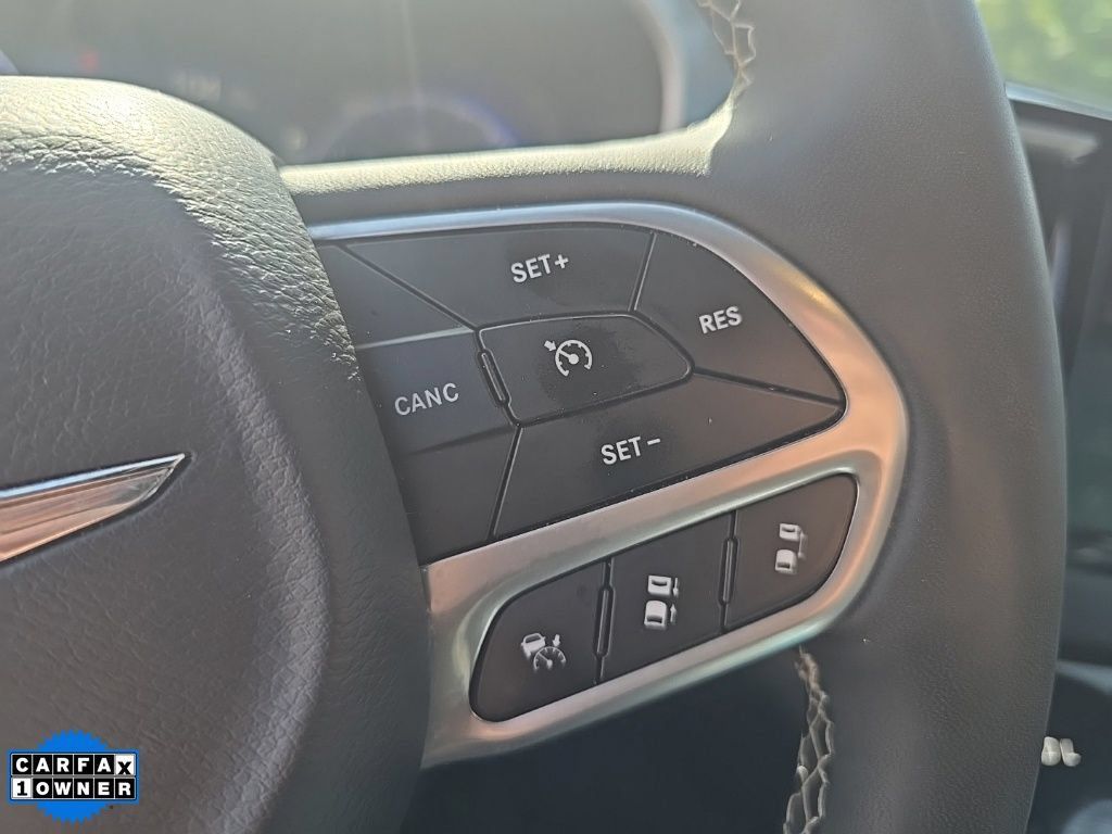 Used 2025 Chrysler Pacifica Select FWD image 12