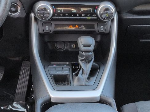 Used 2025 Toyota RAV4 XLE AWD/4WD image 18