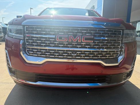 Used 2021 GMC Acadia Denali w/ Denali Technology Package FWD image 10