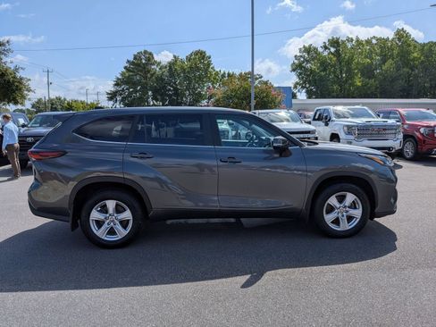 Used 2024 Toyota Highlander LE FWD image 2