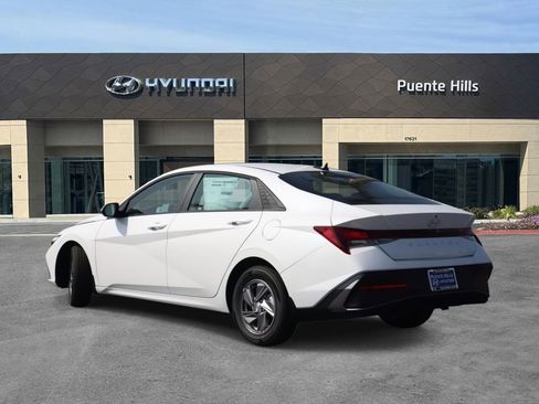 New 2026 Hyundai Elantra SE FWD image 5