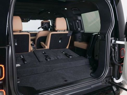 New 2026 Land Rover Defender 130 X-Dynamic SE image 33