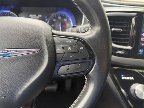 Used 2020 Chrysler Pacifica Touring w/ S Appearance Package FWD image 17