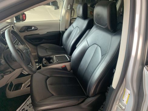 Used 2024 Chrysler Pacifica Touring-L FWD image 13