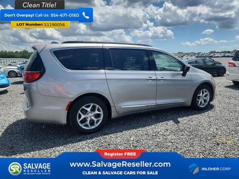 Used 2017 Chrysler Pacifica Touring-L w/ Tire & Wheel Group FWD image 4
