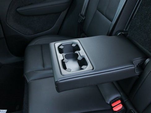 Used 2025 Volvo XC40 B5 Plus image 34