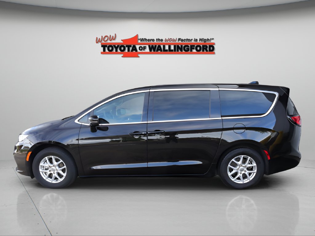 Used 2025 Chrysler Pacifica Select FWD image 2