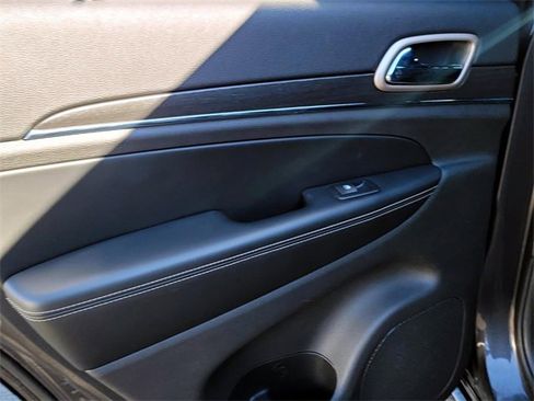 Used 2017 Jeep Grand Cherokee Limited w/ Luxury Group II image 13