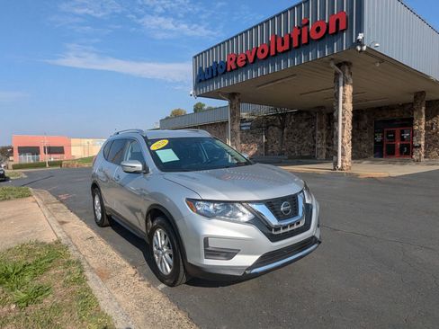 Used 2020 Nissan Rogue SV image 1