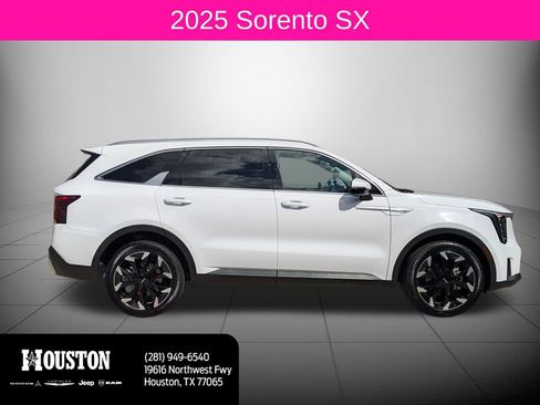 Used 2025 Kia Sorento SX image 2