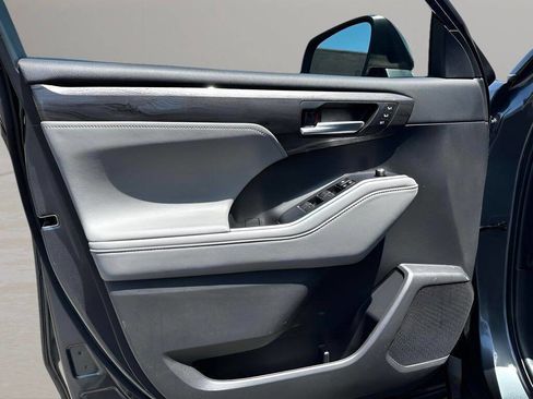 Used 2020 Toyota Highlander Limited image 9