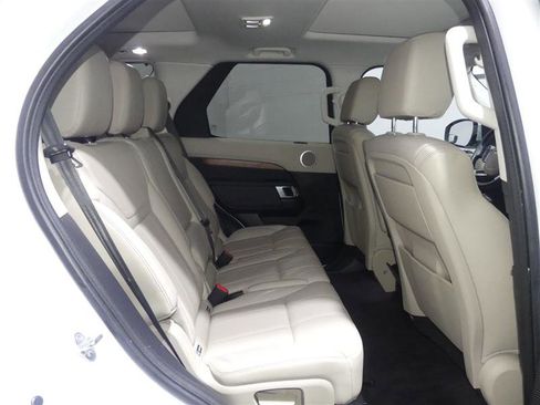 Used 2017 Land Rover Discovery HSE image 29