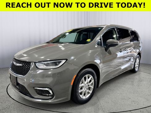 Used 2023 Chrysler Pacifica Touring-L FWD image 3