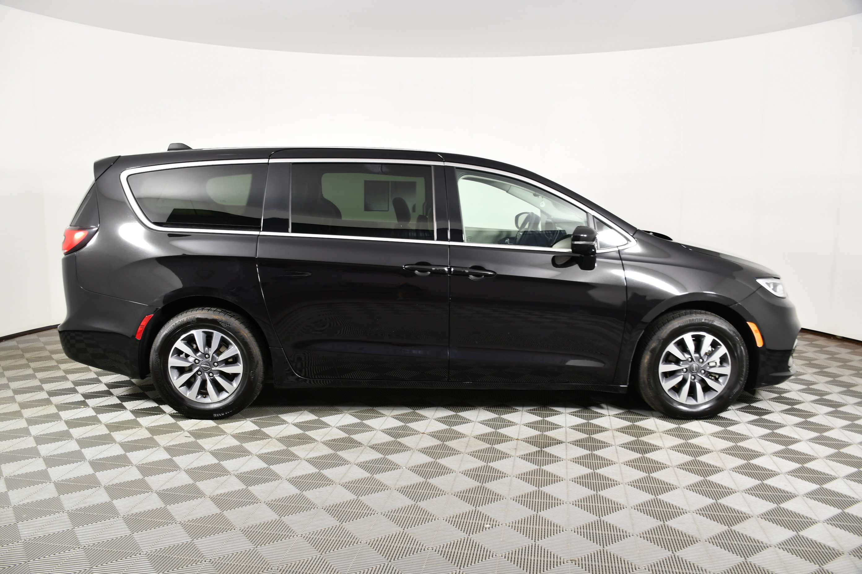 Used 2024 Chrysler Pacifica Limited FWD image 5